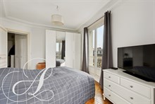Appartement de 2 pièces, 43m2 avec balcon, entièrement meublé à louer en bail mobilité, Paris 15ème.