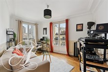 Location en bail mobilité avec vue imprenable depuis cet appartement 2 pièces à Beaugrenelle, Paris 15ème.