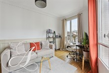 Intérieur moderne et élégant dans cet appartement de 43m2 à louer meublé en bail mobilité à Beaugrenelle, Paris 15ème.