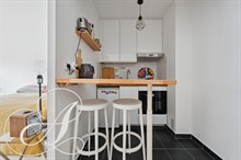 Bail mobilité pour location de 1 à 10 mois dans ce studio avec balcon à Montparnasse Paris 15ème