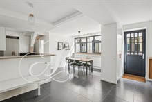 Salon spacieux et lumineux pour une location meublée à Paris.