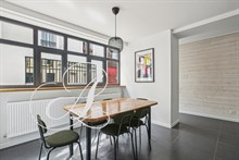 Vue d’ensemble de la pièce principale dans une location meublée à Paris.