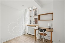 Chambre avec bureau dans une location meublée à Paris.