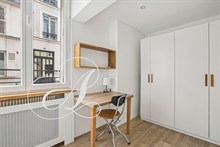 Chambre simple pour une location meublée à Paris.