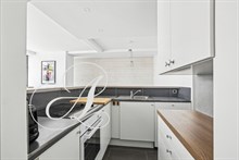 Cuisine lumineuse et fonctionnelle dans une location meublée à Paris.