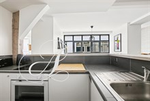 Vue d’ensemble du rez-de-chaussée dans une location meublée à Paris.