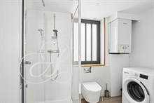 La salle de douche du bas dans un appartement en location meublée à Paris.