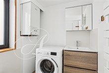 Appartement refait à neuf pour une location meublée à Paris, proche 6ème arrondissement.