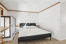 Chambre double avec salle de douche privée pour une location meublée à Paris.