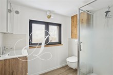 Salle de douche moderne dans un appartement en location meublée à Paris.
