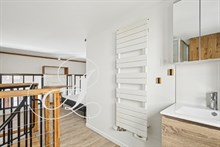 Premier étage de l’appartement avec rangements dans une location meublée à Paris.