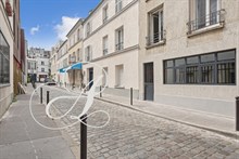 La rue pavée de l'appartement en location meublée à Paris 15