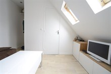 Location longue durée d'un studio meublé pour 2 dans immeuble de standing boulevard Voltaire Paris 11e