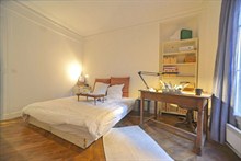 Location courte durée d'un spacieux F2 meublé pour 4 situé rue Legendre Paris 17e