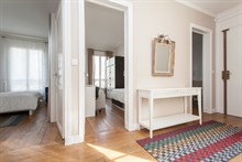 A louer au mois spacieux F3 meublé pour 6 avec 2 chambres avenue de Versailles Paris 16ème
