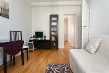 A louer au mois agréable appartement 2 pièces pour 4 aux Batignolles Paris 17ème