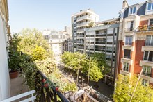 Location meublée en courte durée d'un F2 avec balcon pour 4 rue de la Convention Paris 15ème