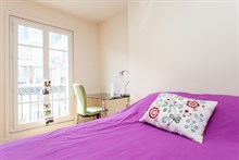 Location courte durée d'un F2 meublé avec balcon rue de Courcelles Paris 17ème