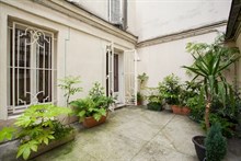 Location à l'année d'un F2 meublé pour 2 bd du Montparnasse Paris 15ème