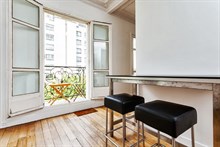 A louer à la semaine à 4 locataires spacieux F2 meublé avec balcon à Cambronne Paris 15ème