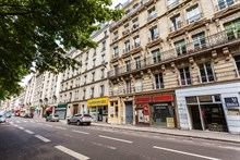 F2 meublé et équipé avec balcon filant à louer en courte durée pour 4 à Cambronne Paris 15ème