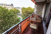 Location mensuelle d'un F3 meublé avec terrasse aménagée à République Paris 10ème