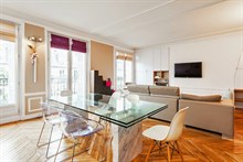 A louer en courte durée pour 4 spacieux F3 avec 2 chambres doubles et un balcon filant à Turbigo Paris 3ème