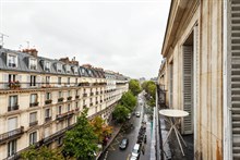 Location temporaire d'un F3 meublé avec 2 chambres doubles et un balcon à Turbigo Paris 3ème