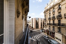 F2 meublé avec balcon filant à louer en courte durée pour 3 à la Motte Picquet Paris 15ème