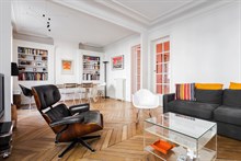 Location courte durée d'un appartement meublé pour 4 à Alma Marceau dans le Triangle d'Or Paris 16ème