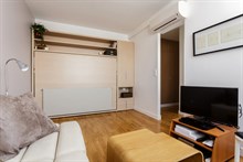 Location meublée temporaire d'un grand studio pour 2 avec balcon filant et vue dans le Marais, Paris 3ème