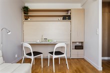 Studio meublé et refait à neuf dans un esprit design à louer à la semaine avec balcon filant et vue dans le Marais, Paris 3ème