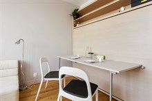 Location meublée temporaire d'un studio moderne avec balcon filant et vue dans le Marais, Paris 3ème