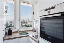 Location meublée à la semaine d'un studio design avec balcon filant et vue dans le Marais, Paris 3ème