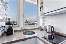 Location meublée mensuelle d'un studio meublé et moderne avec balcon filant et vue dans le Marais, Paris 3ème