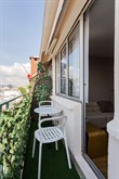 Studio design à louer en courte durée pour 2 avec balcon filant et vue dans le Marais, Paris 3ème