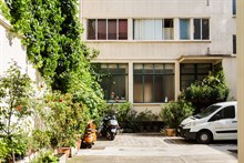 A louer en courte durée pour 2 agréable studio meublé avec balcon filant et vue dans le Marais, Paris 3ème