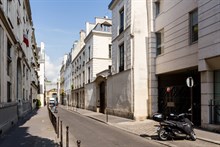 Location mensuelle d'un studio pour 2 avec balcon filant et vue dans le Marais, Paris 3ème