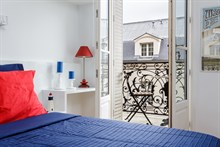 Location mensuelle en bail meublé d'un F2 avec balcon aménagé à Montparnasse Paris 15ème
