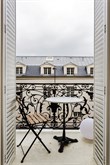 Location mensuelle d'un F2 meublé avec balcon aménagé à Montparnasse Paris 15ème