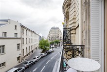 Location mensuelle annuelle d'un F2 de standing refait à neuf avec balcon à Montparnasse Paris 15ème