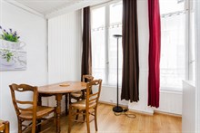 Studio meublé à louer en courte durée pour 2 en face du Louvre rue de Richelieu Paris 1er