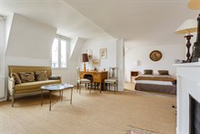 Location meublée mensuelle d'un grand studio alcôve au Luxembourg à Saint Germain des Prés Paris 6ème