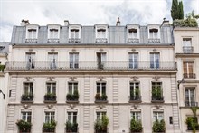 Location mensuelle meublée temporaire d'un studio refait à neuf pour 2 au Luxembourg à Saint Germain des Prés Paris 6ème