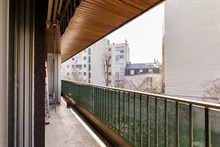Location meublée mensuelle d'un F2 de standing avec balcon filant rue de Villiers à Louise Michel à Neuilly