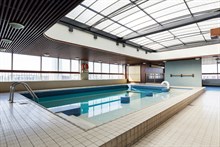 A louer en courte durée superbe studio meublé pour 2 dans un immeuble moderne avec piscine à Bir Hakeim, Paris 15ème