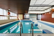 Location meublée de courte durée d'un studio confortable dans un immeuble moderne avec piscine à Bir Hakeim, Paris 15ème