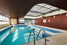 Location meublée de courte durée d'un studio moderne dans un immeuble moderne avec piscine à Bir Hakeim, Paris 15ème