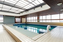 Location meublée de courte durée d'un studio pour 2 dans un immeuble moderne avec piscine à Bir Hakeim, Paris 15ème