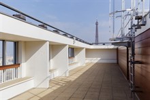 Location meublée de courte durée d'un grand studio dans un immeuble moderne avec piscine à Bir Hakeim, Paris 15ème